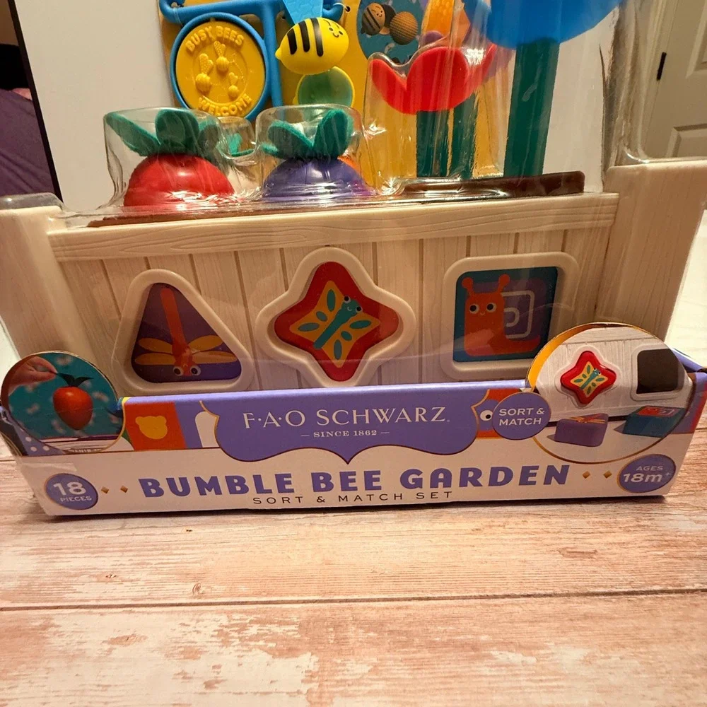 FAO Schwarz Bumble Bee Garden Toy Set 18M+ Multicolor New 18 Piece Sort & Match‎
